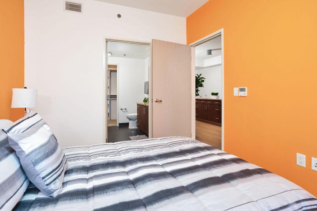 Beautiful High Rise 1bed 1bath Free Secured Parking Apartamento Los Angeles